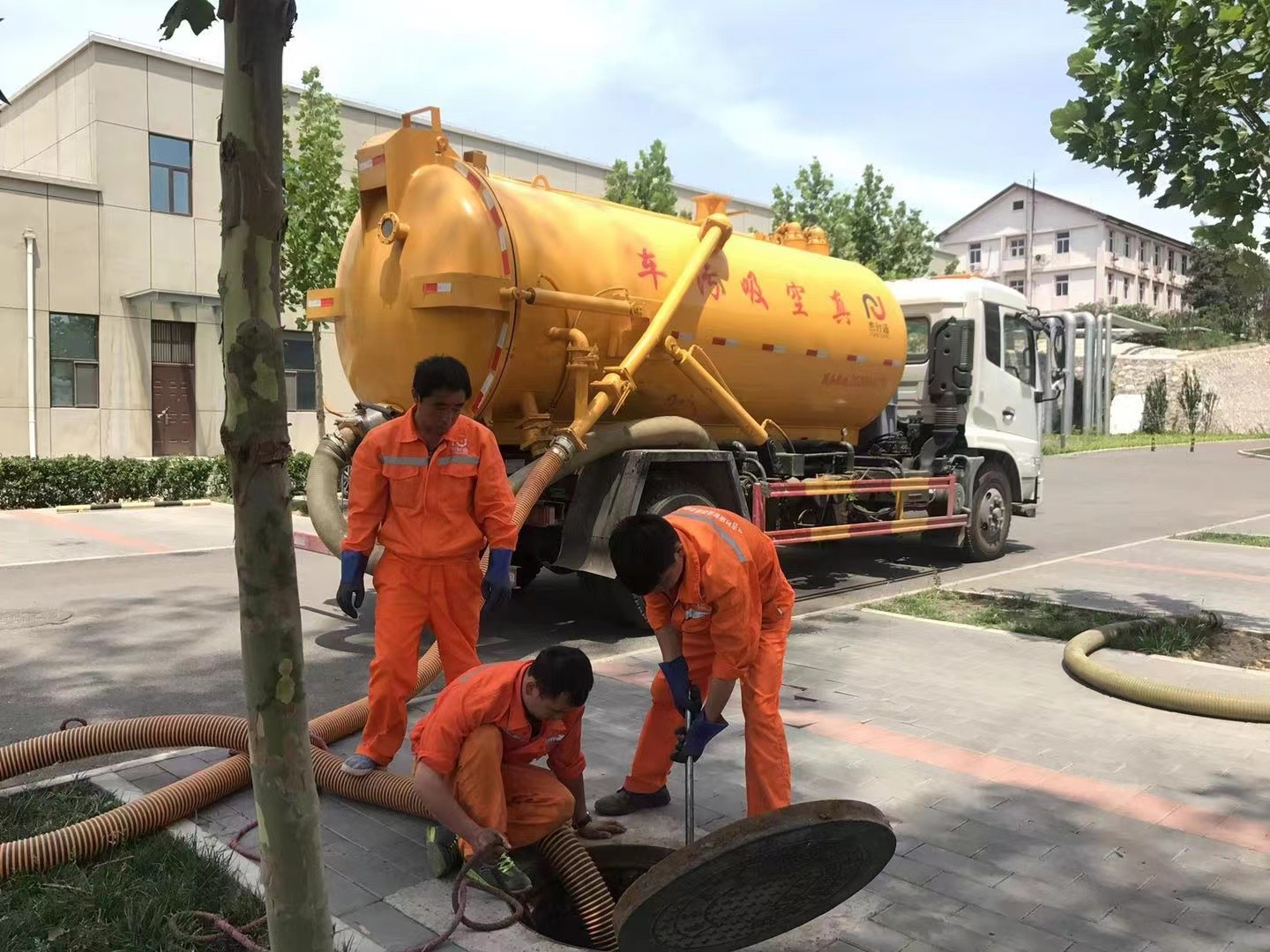 荣县管道疏通车停在窨井附近