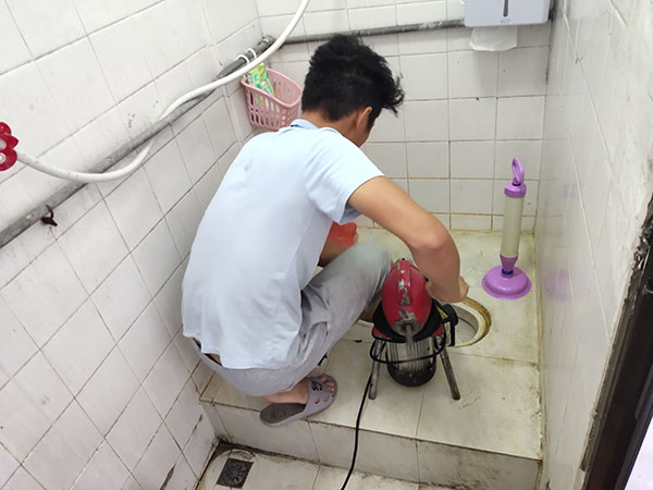 荣县管道堵塞冒臭气 专业师傅现场解决问题